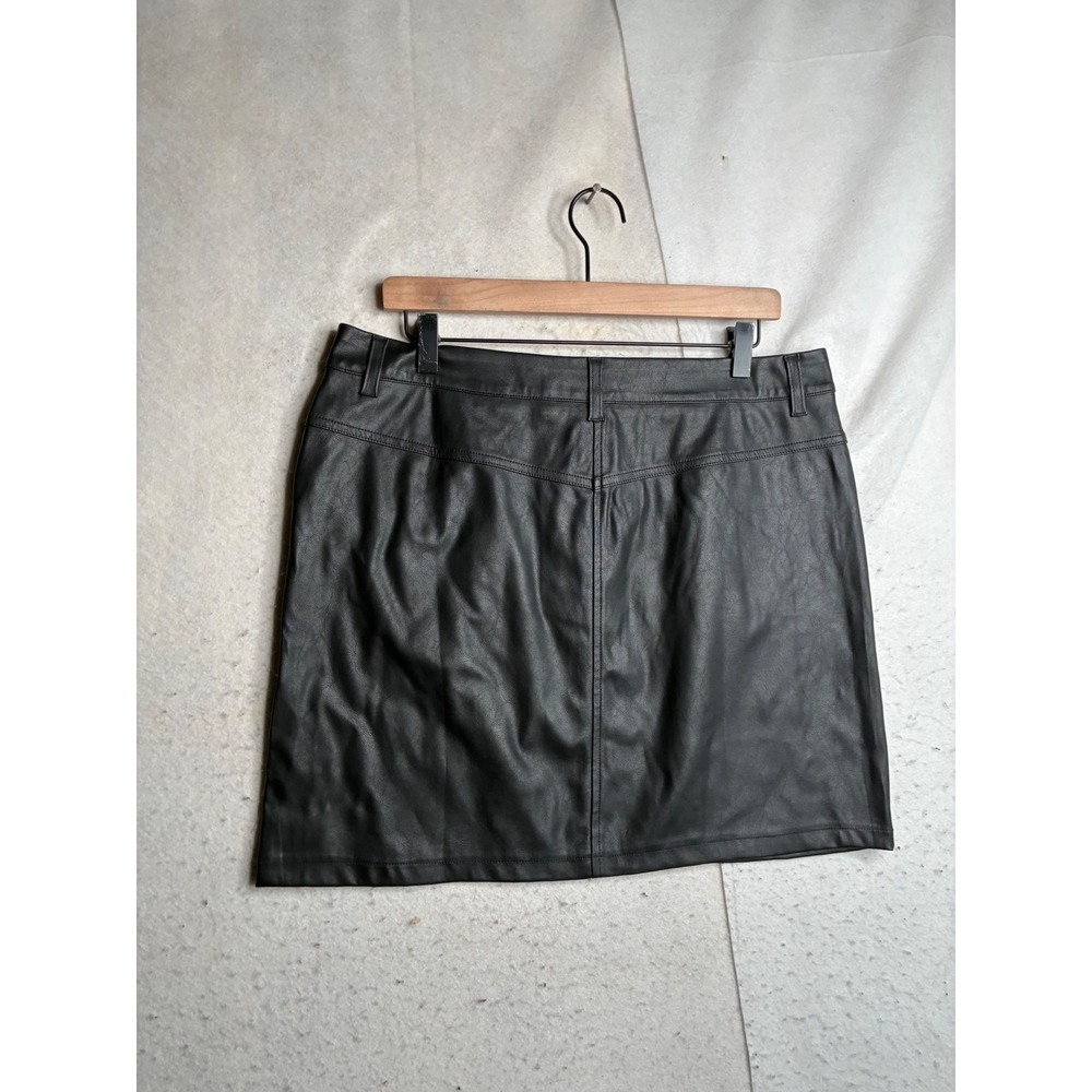 Guess Los Angeles Tania PU Mini Skirt Jet Black Faux Leather XL Q1RD04WBMY0 - Picture 2 of 10